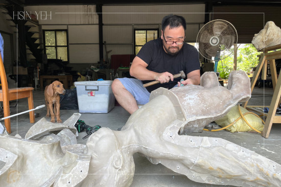 小天使由陶土塑形後翻模而生，鍛鐵藝術(shù)家-王柏霖 耐心打磨每一道工序，讓冰冷的金屬綻放溫潤的生命力。