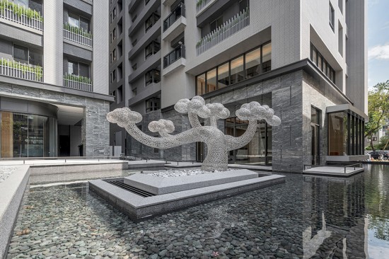 座落於自由居的公共藝術(shù)品『雲(yún)與樹』，來自藝術(shù)家–任大賢之手，迎賓樹的象徵，讓每位住戶回到家感受到貼切的溫暖。