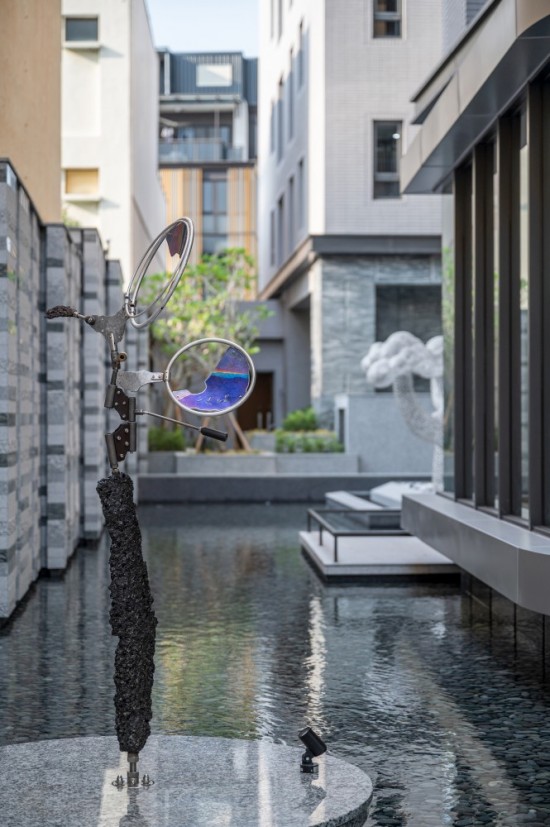 座落於自由居的公共藝術(shù)品『風(fēng)之歌』，來自日本雕塑藝術(shù)家–大隅秀雄之手，捕捉風(fēng)動的動力雕塑創(chuàng)作，以金屬進行切割、再組裝，借助自然風(fēng)力，讓作品產(chǎn)生動態(tài)的形式。金屬經(jīng)風(fēng)吹而緩緩移動，剛硬線條顯得柔和，同時呈現(xiàn)閃爍的金屬反光變化，是為「捕捉來自內(nèi)心的風(fēng)」的創(chuàng)作理念。