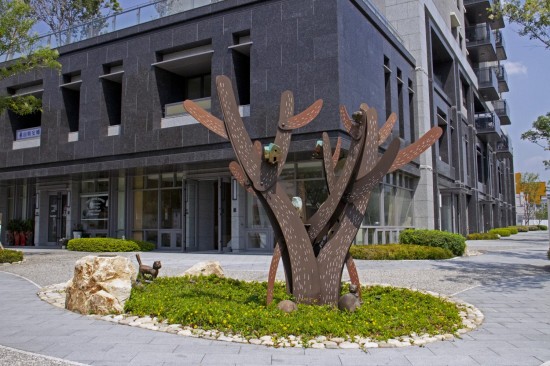 新業(yè)觀(guān)峰 公共藝術(shù)品 ─ 【大樹(shù)下的時(shí)光】