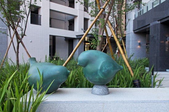 宜家公共藝術(shù)品-平凡的幸福。家屋旁的小麻雀隨處可見卻也生生不息，吱吱喳喳的碎語彷彿街巷間的交響樂。