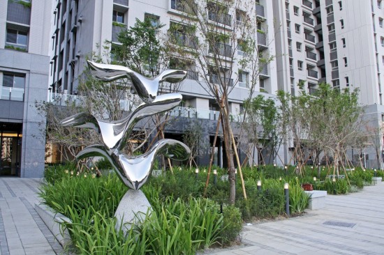 宜家公共藝術(shù)品-展翼翱翔。展開(kāi)並擺動(dòng)雙翼，朝向一覽無(wú)遺的藍(lán)天，奮力翱翔。