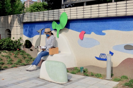 樹(shù)影搖曳，陽(yáng)光灑落，有山、溪、動(dòng)物愜意的作陪，和諧共處，人們能自然地融入風(fēng)景中，愛(ài)惜自然的種籽也悄然萌芽。(圖為成功國(guó)小後門(mén)左側(cè))