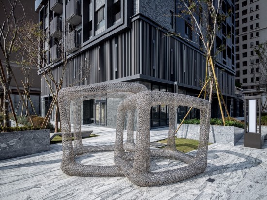 『灰階-方』完美落地於築之細道，於此優(yōu)雅地登場展演。