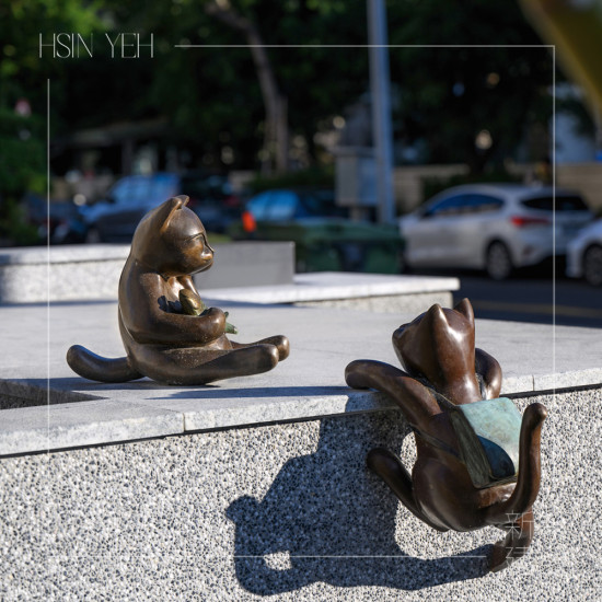 「喵星人–放學趣」出自金工藝術家–曾永玲之手，細膩刻劃的神情、活靈活現的動作，映照著孩童的日常。