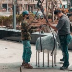 職人們小心翼翼的將每件「近百公斤」的藝術(shù)品裝卸，確保每件藝術(shù)品完美落地。