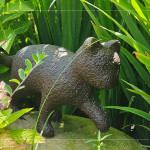 靈巧的貓兒踏上基地開挖的石頭，身影穿梭在花草之間，生動的姿態(tài)散發(fā)自在的氣息，映照出萬物共享大地的和諧景象。