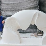 『時光之河』的靈感起源來自「水的變化」，因雕塑本身是固態(tài)不變的，以自然中無特定形狀的元素呈現(xiàn)，反映出動感的雕塑，使其中的對比更為強烈，有如凝固的動感一般。