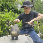 金工藝術(shù)家-楊夕霞從大自然汲取靈感，以細膩的觀察與描摹將植物化為造型，為金屬注入靈動的生命氣息。