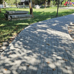 步道更新成高壓透水磚，透過美學及無障礙環(huán)境設置，解決公園高低差現(xiàn)象及舖面材料不連續(xù)的問題，同時利用透水磚設計，有效解決積水、防滑問題，不僅美觀、環(huán)保且易於維護與修復。