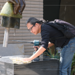 金工藝術(shù)家 陳煜權(quán)老師，認(rèn)真專注地對(duì)待每一件作品，視如己出般的細(xì)心照看，完成最後的安裝作業(yè)。