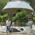 外觀獨特的蘑菇亭，由藝術(shù)家-張婷雅 創(chuàng)作金屬鐵件雷切藝術(shù)裝飾，從大自然的種子、葉子及植物汲取靈感，在花圃表面裝飾，彷彿被大自然環(huán)抱。