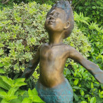 小天使出自 鍛鐵藝術(shù)家-王柏霖 之手，臉部五官刻畫入微、神情生動，彷彿正感受迎面而來的清風，將那份細緻而溫柔的喜悅，悄然送入住戶心中。