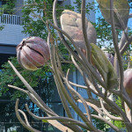 樹上的葉片與果實皆以紅銅片鑄造，經(jīng)過敲擊、塑形後，再一片片焊接於枝條上，展現(xiàn)出栩栩如生的自然風貌。