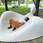 《樹下教室》由陶塑藝術(shù)家-許芝綺創(chuàng)作，採用葉子的線條、大自然的曲線及枯葉的造型，彷彿是地面生長的島嶼，一葉方舟的曲線座椅，躺臥其中靜靜感受老榕樹下的自然綠意和光影季節(jié)。