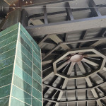 八角亭內(nèi)上方曾因歲月而斑駁，如今重新梳理歲月痕跡後，舊有的氣息也悄然浮現(xiàn)。