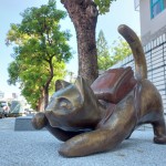 俏皮撓臉的貓咪，滿心期待著自己成為學(xué)校街隅的一份子。(圖為藝術(shù)品安裝前)
