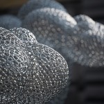 不鏽鋼圈的獨(dú)特光澤、線條恣意創(chuàng)作，焊接成千上萬個(gè)點(diǎn)、勾勒出平滑流線，線的軌跡連成面、點(diǎn)線面最終構(gòu)出方體。