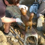 獨(dú)佔(zhàn)板凳的貓，專(zhuān)注又神氣的神情，彷彿訴說(shuō)：「我比任何人都在意日昇日落的時(shí)刻，因?yàn)槟谴砦铱梢愿鷺?shù)玩『踩影子』的小遊戲?！?>
										<div   id=