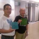 設(shè)計(jì)師石村敏哉(左)  VS  藝術(shù)家駿 河敏(右)，親自為雕堡選材。