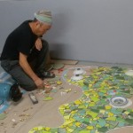 藝術(shù)家將馬賽克磚，細(xì)心且專注地裁切、研磨成一塊塊拼貼，並先以1；1的比例於木板上進(jìn)行模擬拼貼，在放樣時(shí)，能更接近立體錐體的精準(zhǔn)度。