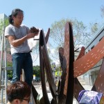 透過(guò)蠟?zāi)９潭?、鐵材切割、拼裝上色、最後實(shí)地裝置，每個(gè)細(xì)節(jié)毫不馬虎。