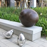 宜家公共藝術(shù)品-平凡的幸福/養(yǎng)育。在孩子面前，再強(qiáng)韌的男人，也會收起承擔(dān)著世界的雙翼，目光凝視兒女久久不移。