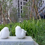 宜家公共藝術(shù)品-平凡的幸福/期待。麻雀寶寶仰望向藍(lán)天，目光盡是對美好未來的期待光芒。