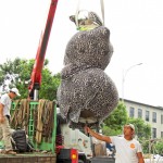 宜家公共藝術(shù)品-平凡的幸福/承擔(dān)，出動大型吊車，準(zhǔn)備安裝定位。