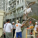 齊心協(xié)力地將藝術(shù)品，安穩(wěn)地座落在基座上。