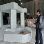 運用保麗龍做出藝術品等比初胚模型，新業(yè)建設 簡福榮 總經(jīng)理於藝術品前仔細端詳著，藝術品各個角度的不同面貌。(拍攝期間非疫情警戒時期)