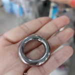 藝術家以簡約的不銹鋼圈為基底，透過完美線條勾勒與立體空間交錯，構(gòu)成壯麗的主體。