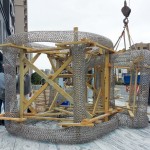 一片片固定的木板保護著藝術品，木板們一一拆除時，如同緩緩揭開藝術品的神秘面紗。