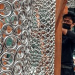 運用簡約的幾何元素勾勒出輪廓、架構(gòu)，將平凡日常的感受與體會，幻化成作品豐富的圖說語彙。