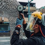 職人利用青土拋光金屬，讓光澤及線條感更加突顯，讓藝術品亮相時耀眼奪目。