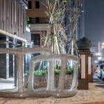 走在天幕漸暗、燈火閃爍的城市中，『灰階-方』在燈光的折射下，散發(fā)出與白天不同面的迷人樣貌。