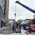 出動大型吊車，將藝術品調(diào)整到最適合的角度、定位，準備揭開優(yōu)雅展演的序幕。