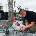 藝術家透過「洗洞」分別在地面鑿出六個洞，再運用螺紋吊環(huán)固定，為確保藝術品安全坐落於此。
