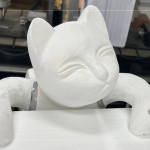 構圖變?yōu)榱Ⅲw，透過保麗龍模型確認肌理線條，琢磨表情細節(jié)，打造唯妙唯俏的藝術品。