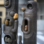 鐵雕藝術家－王忠龍化腐朽為神奇，結合舊五金與渾然天成的原石，譜下一曲「幸福樂章」。