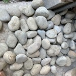 這些原石並非只是冰冷的礦石，而是帶有靈魂的存在，每一塊石頭都有它獨特的特質(zhì)，有的沉靜而深沈，有的活潑而生動。