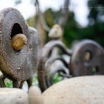 鳥兒穿梭在沉重的鐵件之中，呈現作品的趣味性與獨特性，賦予一股靈動的生命力。