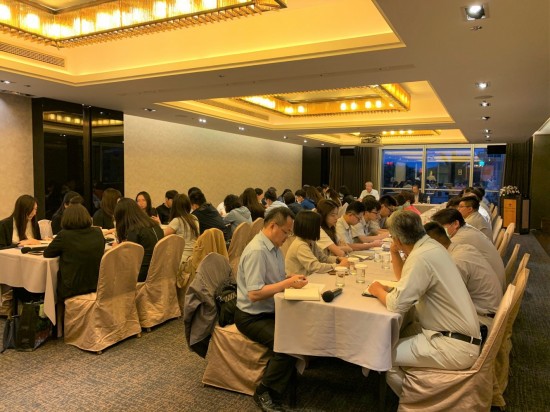 每月月底，是新業(yè)團(tuán)隊(duì)齊聚的時(shí)刻。分享自身工作經(jīng)驗(yàn)與回饋，展開跨時(shí)代、跨部門的對(duì)話。