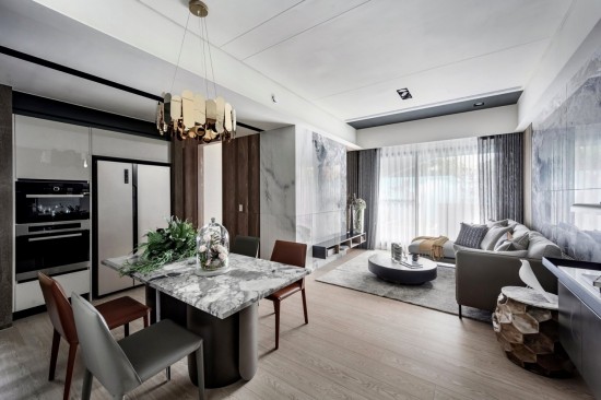 空氣中，綠林與湖濱共振出一陣陣微風(fēng)，開(kāi)窗後，旋即滲進(jìn)這通透的空間裡，讓生活顯得更清新且有滋有味。