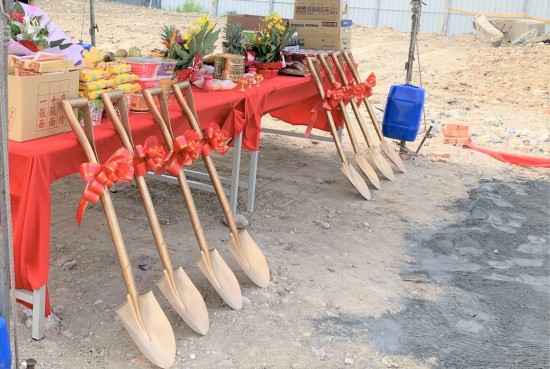 閃耀著金銅色光輝的開工鏟子，將剷出心中築夢成真的美好願景。