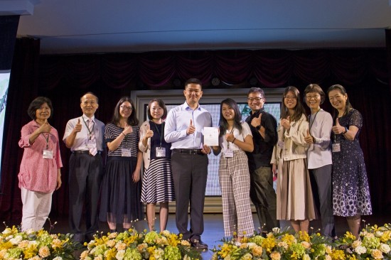 「用生命去影響另一個生命，是一件很美好的事」，感謝公益的路上有一群張老師們的陪伴。圖為新業(yè)建設楊世偉經(jīng)理（圖中）頒發(fā)聘書給張老師群。