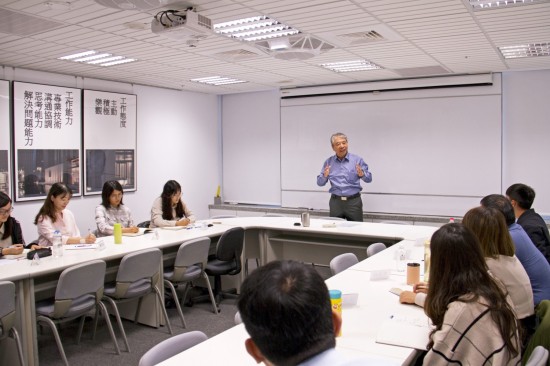 新業(yè)建設(shè)名譽(yù)董事長(zhǎng)穆椿松先生（圖中），親自教導(dǎo)新業(yè)的文化與理念，期盼在座同仁以這份職人哲學(xué)為念，持續(xù)傳遞下去。