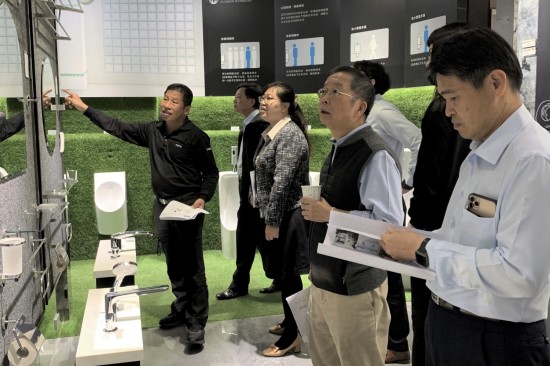 沐浴時光能開啟與自己的一段對話，根據(jù)人體工學(xué)的舒適度，選材的標(biāo)準(zhǔn)，找到適合且舒心的衛(wèi)浴設(shè)備。（圖右二為新業(yè)建設(shè)卓勝隆董事長）