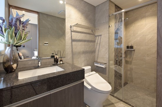 易清潔不卡垢的洗手檯面，搭配下方完整的收納空間，暖心的乾溼分離設(shè)計(jì)，讓整個(gè)衛(wèi)浴空間乾爽、舒適、宜人。