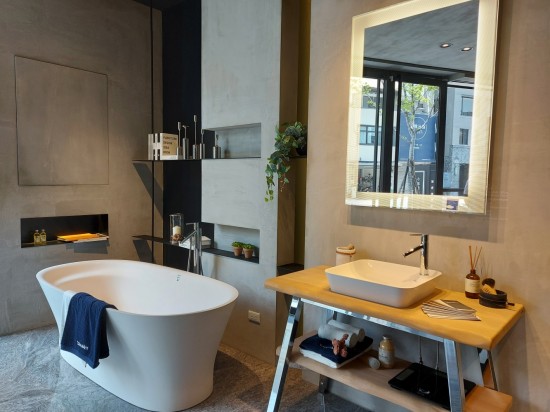 陽光明媚的早晨，於舒適空間中洗沐著裝，迎接美好全新的一天。